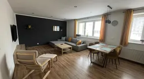 Priestranný byt s parkovaním blízko centra - Image 2