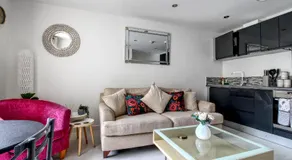 Beautiful 2 Bed House, Central spot with free parking - Image 5