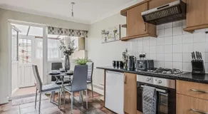 Spacious 4 Bedroom House private parking - Image 5