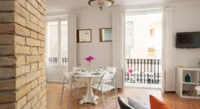 Cette confortable propriété de 85 m² est une option parfaite pour profiter de cette merveilleuse ville. Avec un petit balcon auquel vous pouvez accéder depuis votre magnifique salon, parfaitement bien équipé et meublé. Lumineux et moderne, avec un - Image 2