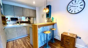 Stunning Little House on Poole Quay - Free Secure Parking & WiFi - in the heart of the Old Town - Great Location - Free Parking - Fast WiFi - Smart TV - Newly decorated - sleeps 2! Close to Poole & Bournemouth & Sandbanks - Image 5