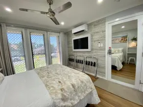 STYLISH UNIT – CLOSE TO DREAMWORLD - Image 2
