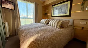 Stylish Inviting 2 Bedroom Caravan with Sea View - Image 2