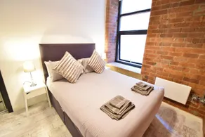 Sleek Manhattan Style Apartment in Central Leeds - Image 4