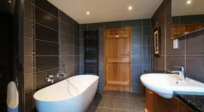 Stunning cottage Grade 2 listed with parking and Hot Tub - Image 2