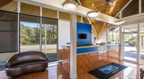 Super 8 by Wyndham Macon GA - Image 3
