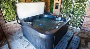 Lincoln Holiday Retreat Cottage with Private Hot Tub - Image 5