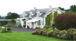 Wonderful Setting Farmhouse Apartment - Image 3