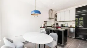 Modern 2-Bed Flat Near Tube in Vibrant Brixton - Image 3