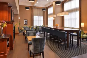 Hampton Inn & Suites by Hilton Tacoma - Image 2