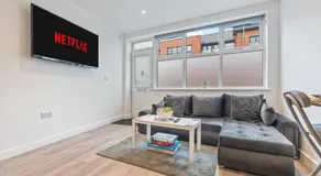 Modern 2 Bedroom Apartment in City Centre Free Parking with Fast WiFi Near Arena - Image 2