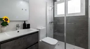 Bungalow con piscina comunitaria y terraza privada - Image 2