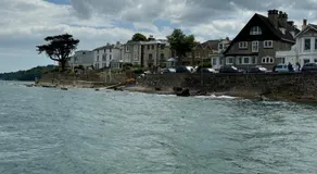 Trafalgar, lovely ground floor flat with outside patio garden, minutes walk to seafront - Image 5