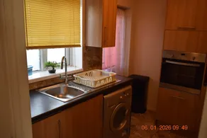 Spacious 3BR Haven in Tilbury with Free Parking - Image 5