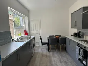 The Regent's Retreat - Modern 4-Bedroom Home - Image 3