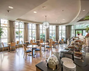 Comfort Hotel Vancouver Airport - Image 2