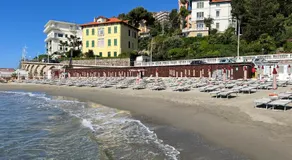 Vicino al mare sulla pista ciclabile - Image 3