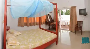 Daphne Hotel - Image 2