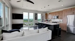 Upscale Midtown Retreat , Free Parking & Close to Mercedes-Benz - Image 3
