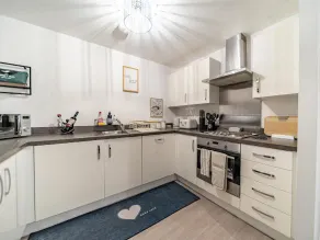 Cosy and Exquisite 2 Bed 2 Bath In The Heart Of Sittingbourne - Image 2