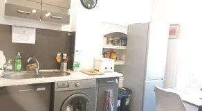 Chambres Poitiers Centre Ville - Salle de Bain, Réfrigérateur, TV et machine à café privatifs - Cuisine commune - Terrasse - Hôtel de ville à 200m - Image 4