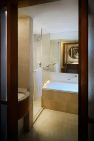 Connaught Palace Hotel, Dubai - Image 3