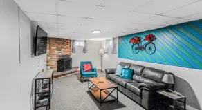 Huge family home in Centennial with five bedrooms large yard and plenty of parking - Image 4