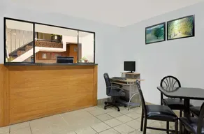Super 8 by Wyndham Waynesboro - Image 2