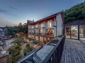 Orange's Red Hostel - Image 4