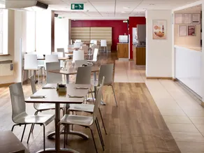 Travelodge Worthing Seafront - Image 2
