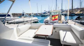 Cozy boat to unwind by the ocean - Image 2