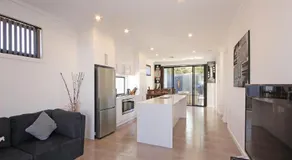 ✿Stylish Townhouse; with King Bed, NBN, Netflix, WIFI - Image 3