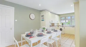 Spacious 4 Bedroom House with Parking - Image 4