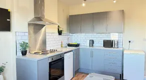 King Bed Flat with Garden, Walks & Private Parking - Image 4