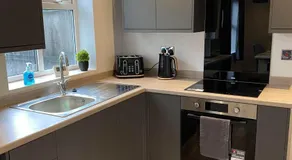 Spacious & modern 3 bed house - Image 2
