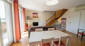 Bright two bedroom duplex apartment - Image 5