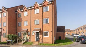 Townhouse in Rugby with Garden and Free Parking - Image 3