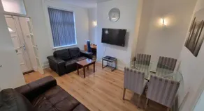 2 Bedroom House Perfect for Family Work Stays Easy Access to Manchester Oldham - Image 2