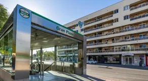 Piso con patio privado y parking Nervión Sevilla - Image 3