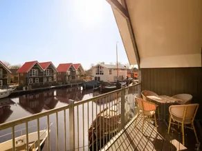 Waterfront escape with marina views - Image 4