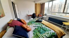 Spacious King Room near Victoria - Zone 1 - Image 2