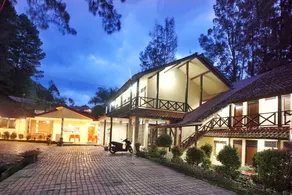 Hotel Pandu Lakeside Tuktuk - Image 2