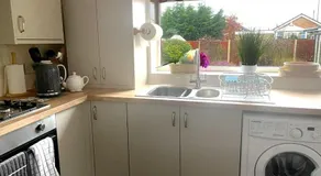 Quiet secluded two bedroom bungalow with parking - Image 3