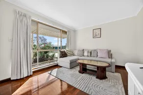 Spacious 4-Bed House with Private Garage - Image 2