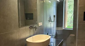 Lake Round Luxury House - Image 2
