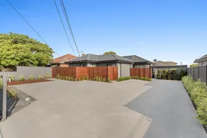 Gorgeous 3-Bed House with Spacious Shared Backyard - Image 4