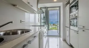 Seafront suite with terrace - Image 4