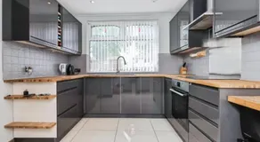 Entire luxury house Free Parking accommodations for contractors and long stays - Image 3