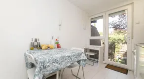Apartamento con jardín privado - Image 4