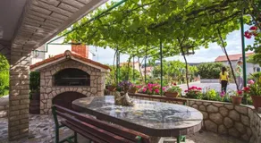 Appartement de vacances avec terrasse, barbecue et jardin | Vue jardin - Image 5
